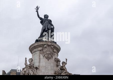 Paris, 19. April 2024:- Ein Blick auf Marianne, die Personifikation Frankreichs, auf dem Monument à la République, am Place de La Republique oder Republ Stockfoto