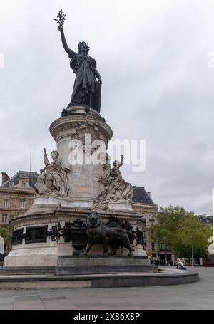 Paris, 19. April 2024:- Ein Blick auf Marianne, die Personifikation Frankreichs, auf dem Monument à la République, am Place de La Republique oder Republ Stockfoto