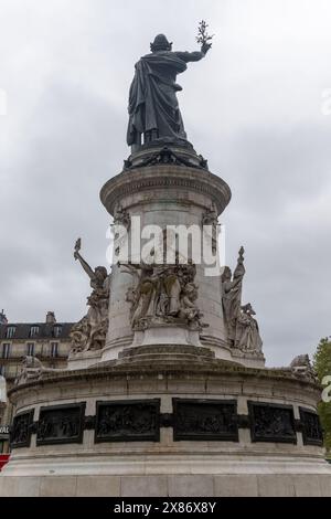 Paris, 19. April 2024:- Ein Blick auf Marianne, die Personifikation Frankreichs, auf dem Monument à la République, am Place de La Republique oder Republ Stockfoto