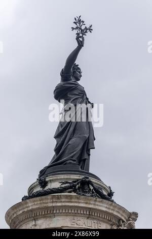 Paris, 19. April 2024:- Ein Blick auf Marianne, die Personifikation Frankreichs, auf dem Monument à la République, am Place de La Republique oder Republ Stockfoto