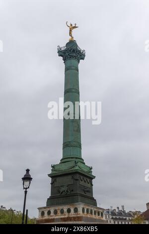 Paris, 19. April 2024:- Ein Blick auf die Julikolum am Place de la Bastille, Ort des berühmten Gefängnisses Stockfoto