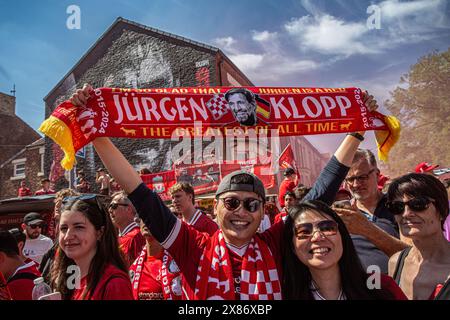 LIVERPOOL, ENGLAND – 19. MAI: Die Fans des Liverpool Football Club freuen sich auf die Ankunft des Mannschaftsbusses im Anfield Stadium vor der Premier League. Stockfoto