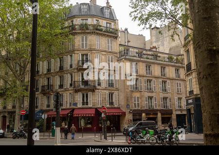 Paris, 19. April 2024: Ein Blick auf eine Pariser Straße Stockfoto