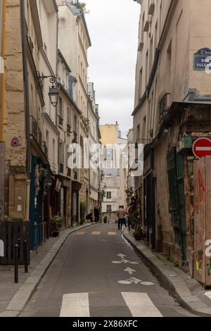 Paris, 19. April 2024: Ein Blick auf eine Pariser Straße Stockfoto