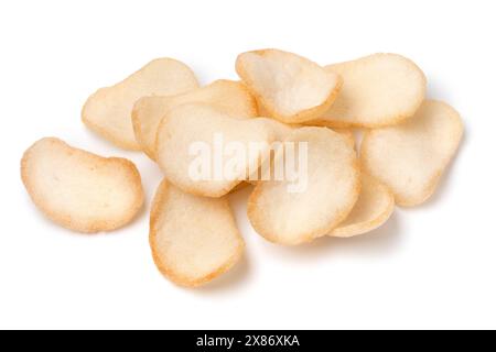 Haufen frisch gebackener indonesischer Garnelen Krupuk aus nächster Nähe isoliert auf weißem Hintergrund Stockfoto