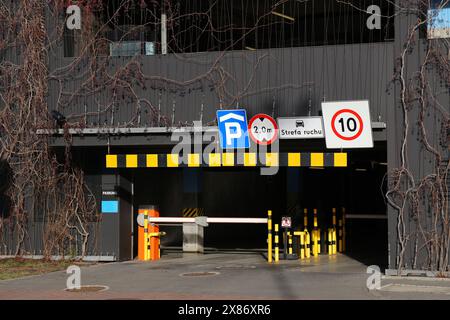 Zugangsbarriere und Warnschilder für Tiefgarage unter dem Gebäude in Kattowitz, Polen. Stockfoto