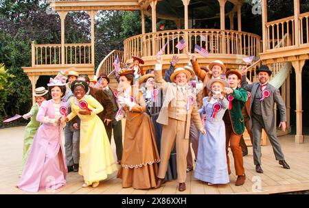 Die Firma in HALLO, DOLLY! Im Open Air Theatre, Regent’s Park, London NW1 10/08/2009 Buch: Michael Stewart Musik & Text: Jerry Herman basierend auf dem Stück „The Matchmaker“ von Thornton Wilder Design: Peter McKintosh Beleuchtung: Simon Mills Choreographie: Stephen Mear Regie: Timothy Sheader Stockfoto