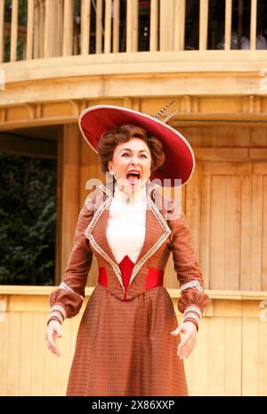 Samantha Spiro (Frau Dolly Gallagher Levi) HALLO, DOLLY! Im Open Air Theatre, Regent’s Park, London NW1 10/08/2009 Buch: Michael Stewart Musik & Text: Jerry Herman basierend auf dem Stück „The Matchmaker“ von Thornton Wilder Design: Peter McKintosh Beleuchtung: Simon Mills Choreographie: Stephen Mear Regie: Timothy Sheader Stockfoto