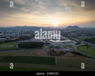 Ljubljana Stozice, Slowenien - 19. Juni 2023: Drohnenpanorama des Fußballstadions und der Arena bei Sonnenuntergang. Luftaufnahme Stockfoto