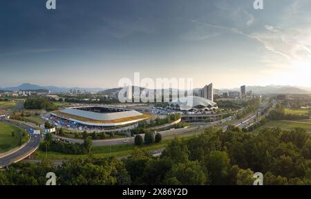 Ljubljana Stozice, Slowenien - 19. Juni 2023: Drohnenpanorama des Fußballstadions und der Arena bei Sonnenuntergang. Luftaufnahme Stockfoto