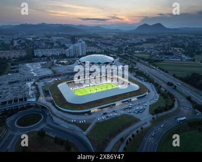 Ljubljana Stozice, Slowenien - 19. Juni 2023: Drohnenpanorama des Fußballstadions und der Arena bei Sonnenuntergang. Luftaufnahme Stockfoto