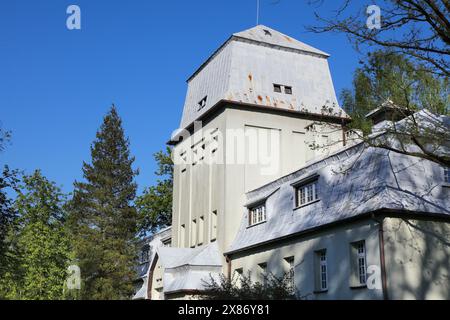 Jastrzebie Zdroj Stadt in Polen. Historischer Kurpark (Polnisch: Park Zdrojowy) und historisches städtisches Kulturhaus (Polnisch: Dom Kultury). Stockfoto