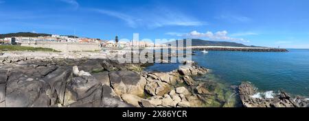 Eine malerische Küste von Vila Praia de Ancora in Portugal, eingebettet zwischen felsigen Küsten und azurblauem Himmel. Stockfoto