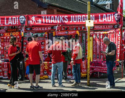 Merchandise, die den deutschen Manager Jurgen Klopp von Liverpool zeigt, wird außerhalb des Bodens Anfield in Liverpool zum Verkauf angeboten Stockfoto