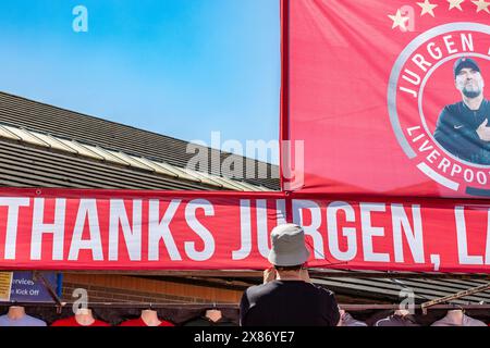 Merchandise mit Jurgen Klopp, dem deutschen Manager von Liverpool, wird außerhalb des Geländes von Anfield in Liverpool zum Verkauf angeboten. Stockfoto