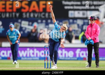 Lauren Bell aus England liefert den Ball beim 1. Metro Bank ODI Match England vs Pakistan im Incora County Ground, Derby, Großbritannien, 23. Mai 2024 (Foto: Gareth Evans/News Images) Stockfoto