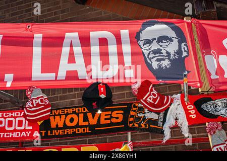 Merchandise mit Jurgen Klopp, dem deutschen Manager von Liverpool, wird außerhalb des Geländes von Anfield in Liverpool zum Verkauf angeboten. Stockfoto