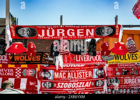 Merchandise, die den deutschen Manager Jurgen Klopp von Liverpool zeigt, wird außerhalb des Bodens Anfield in Liverpool zum Verkauf angeboten Stockfoto