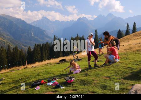 TATRA-BERGE, POLEN - 10. SEPTEMBER 2023: Touristen besuchen Rusinowa Polana im Tatrzanski-Park Narodowy (Tatra-Nationalpark) in Polen. Stockfoto