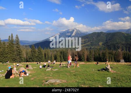 TATRA-BERGE, POLEN - 10. SEPTEMBER 2023: Touristen besuchen Rusinowa Polana im Tatrzanski-Park Narodowy (Tatra-Nationalpark) in Polen. Stockfoto