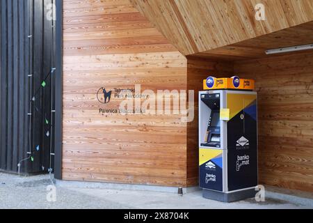 TATRA BERGE, POLEN - 10. SEPTEMBER 2023: Euronet Geldautomat auf dem berühmten Parkplatz Palenica Bialczanska, dem beliebtesten Parkplatz für Wanderwege in Tatrza Stockfoto