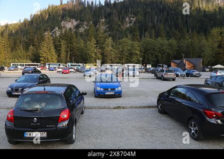 TATRA-BERGE, POLEN - 10. SEPTEMBER 2023: Autos parken auf dem berühmten Parkplatz Palenica Bialczanska, dem beliebtesten Parkplatz für Wanderwege in Tatrza Stockfoto