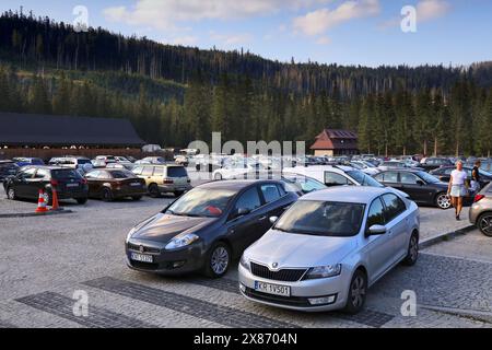 TATRA-BERGE, POLEN - 10. SEPTEMBER 2023: Autos parken auf dem berühmten Parkplatz Palenica Bialczanska, dem beliebtesten Parkplatz für Wanderwege in Tatrza Stockfoto