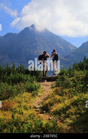 TATRA BERGE, POLEN - 9. SEPTEMBER 2023: Touristen besuchen den Aussichtspunkt für den Kozi Wierch Berg im Tatrzanski Park Narodowy (Tatra Nationalpark) i Stockfoto