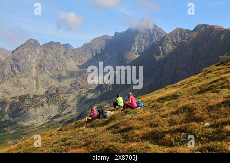 TATRA, POLEN - 9. SEPTEMBER 2023: Touristen besuchen den Aussichtspunkt für den Swinica-Berg im Tatrzanski-Park Narodowy (Tatra-Nationalpark) in Po Stockfoto