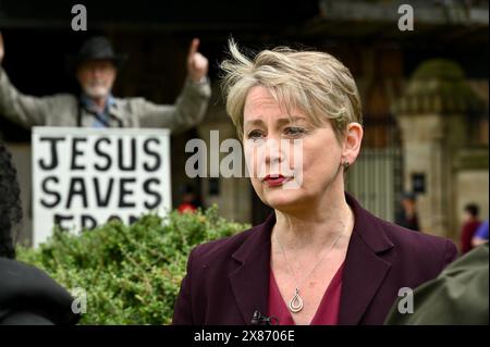 London, Großbritannien. Die erfahrene Politikerin Yvette Cooper, Shadow Home Secretary, begann ihre Wahlkampagne heute mit einem Interview auf College Green gegenüber den Houses of Parliament. Ähnlich wie Rishi Sunaks Wahltag gestern wurde versucht, ihre Worte zu übertönen, diesmal von einem religiösen Extremisten. Quelle: michael melia/Alamy Live News Stockfoto