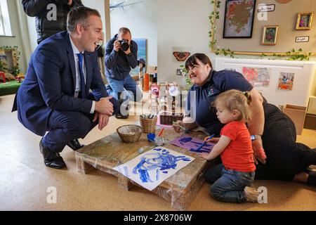 Bildungsminister Paul Givan während eines Besuchs in einem Sure Start Center in East Belfast, wo er ankündigte, dass berufstätige Eltern in Nordirland im Rahmen eines Maßnahmenpakets von 25 Millionen Pfund eine neue Kinderbetreuungsregelung erhalten sollen. Bilddatum: Donnerstag, 23. Mai 2024. Stockfoto