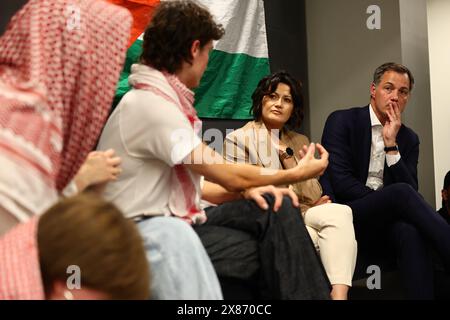 Gent, Belgien. Mai 2024. Premierminister Alexander de Croo (R) hört Studenten bei einer Protestaktion der Gruppen GentStudents4Palestine und EndFossilGent im GUM Gents Universiteitsmuseum, anlässlich eines Besuchs des Premierministers am Donnerstag, den 23. Mai 2024. BELGA FOTO DAVID PINTENS Credit: Belga News Agency/Alamy Live News Stockfoto