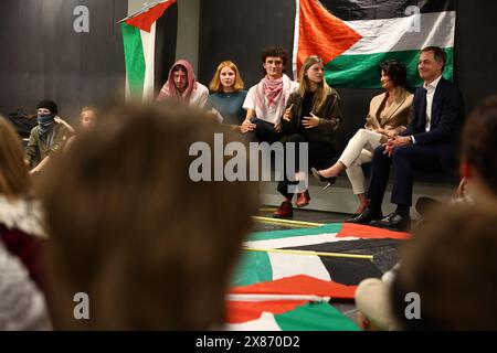 Gent, Belgien. Mai 2024. Premierminister Alexander de Croo spricht mit Studenten bei einer Protestaktion der Gruppen GentStudents4Palestine und EndFossilGent im GUM Gents Universiteitsmuseum, anlässlich eines Besuchs des Premierministers am Donnerstag, den 23. Mai 2024. BELGA FOTO DAVID PINTENS Credit: Belga News Agency/Alamy Live News Stockfoto