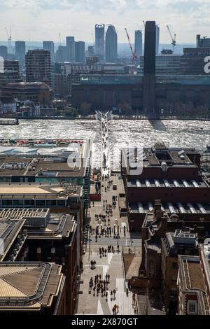 London, Großbritannien - 9. März 2024: Beeindruckende Aussicht von der Stone Gallery in der St. Pauls Cathedral, mit Blick auf die Themse, Millennium Bridg Stockfoto