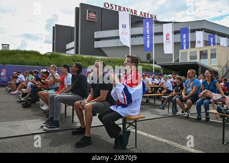 Ostrava, Tschechische Republik. Mai 2024. Fans in der Fanzone beim Viertelfinale der IIHF-Weltmeisterschaft 2024 Kanada gegen die Slowakei in Ostrava, Tschechien, am 23. Mai 2024. Quelle: Jaroslav Ozana/CTK Photo/Alamy Live News Stockfoto