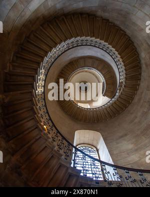 London, UK – 9. März 2024: Die geometrische Treppe, auch Deans-Treppe an der St. Paul’s Cathedral in London genannt, wurde für das Divinat genutzt Stockfoto