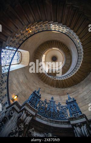 London, UK – 9. März 2024: Die geometrische Treppe, auch Deans-Treppe an der St. Paul’s Cathedral in London genannt, wurde für das Divinat genutzt Stockfoto