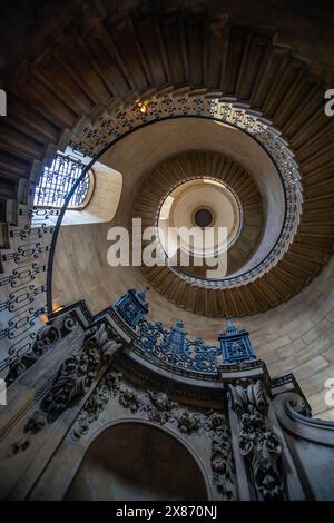 London, UK – 9. März 2024: Die geometrische Treppe, auch Deans-Treppe an der St. Paul’s Cathedral in London genannt, wurde für das Divinat genutzt Stockfoto