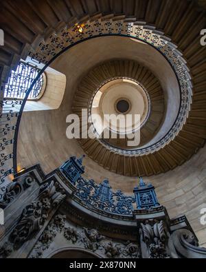 London, UK – 9. März 2024: Die geometrische Treppe, auch Deans-Treppe an der St. Paul’s Cathedral in London genannt, wurde für das Divinat genutzt Stockfoto