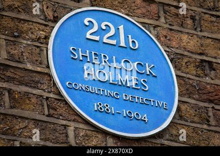 Eine Tafel an der Außenseite der 221b Baker Street in London, Großbritannien, zeigt, wo der fiktive Charakter Sherlock Holmes lebt - der berühmte Beraterdetektiv Stockfoto