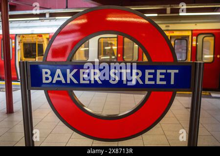 London, Großbritannien - 4. März 2024: Schild mit der Baker Street London U-Bahn an einer U-Bahn-Plattform der Baker Street Undergound Station in London, Großbritannien. Stockfoto