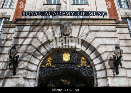 London, Großbritannien - 4. März 2024: Das Äußere der historischen Royal Academy of Music an der Marylebone Road in London, Großbritannien. Stockfoto