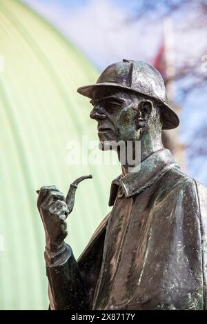 London, Großbritannien - 4. März 2024: Eine Statue des berühmten fiktiven Charakters Sherlock Holmes, außerhalb der U-Bahn-Station Baker Street in Marylebone Ro Stockfoto