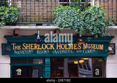 London, Großbritannien - 4. März 2024: Das Sherlock Holmes Museum in der Baker Street in London, Großbritannien. Stockfoto