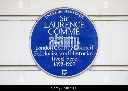 London, UK - 4. März 2024: Eine blaue Tafel auf dem Dorset Square in Marylebone, London, Großbritannien, markiert, wo der Folklorist und Historiker Sir Laurence Gomme lebte Stockfoto