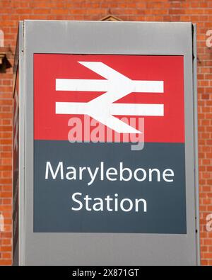 London, UK - 4. März 2024: Schild vor dem Bahnhof Marylebone in London, UK. Stockfoto