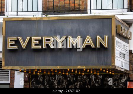 London, UK - 4. März 2024: Das Logo auf der Außenseite des Everyman Cinema in der Baker Street in London, UK. Stockfoto