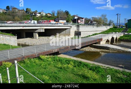 Die historische Römische Brücke in Duzce, Türkei, wurde zur Zeit der Römer erbaut. Stockfoto