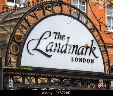 London, Großbritannien - 4. März 2024: Schild über dem Eingang zum Landmark Hotel, das sich an der Marylebone Road in London, Großbritannien befindet. Stockfoto