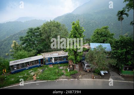 Darjeeling, West Bengal, Indien - 10. August 2023 : die Himalaya-Eisenbahn von Darjeeling ist UNESCO-Weltkulturerbe und beliebt bei Touristen. Dieselzug. Stockfoto